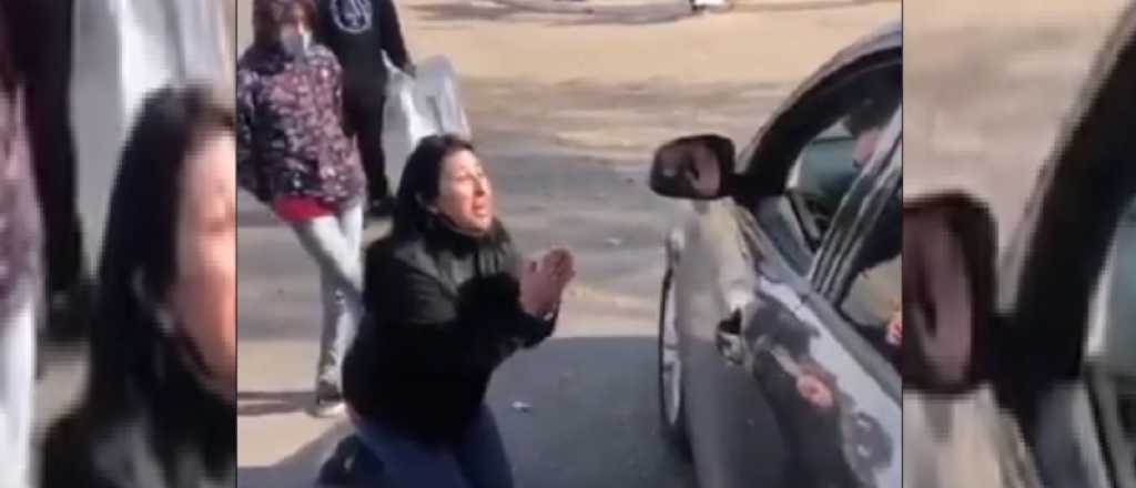 Video: una mujer rogó por la vuelta a clases en un acto de Alberto