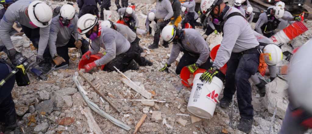 Ascienden a 12 los cadáveres por el derrumbe en Miami