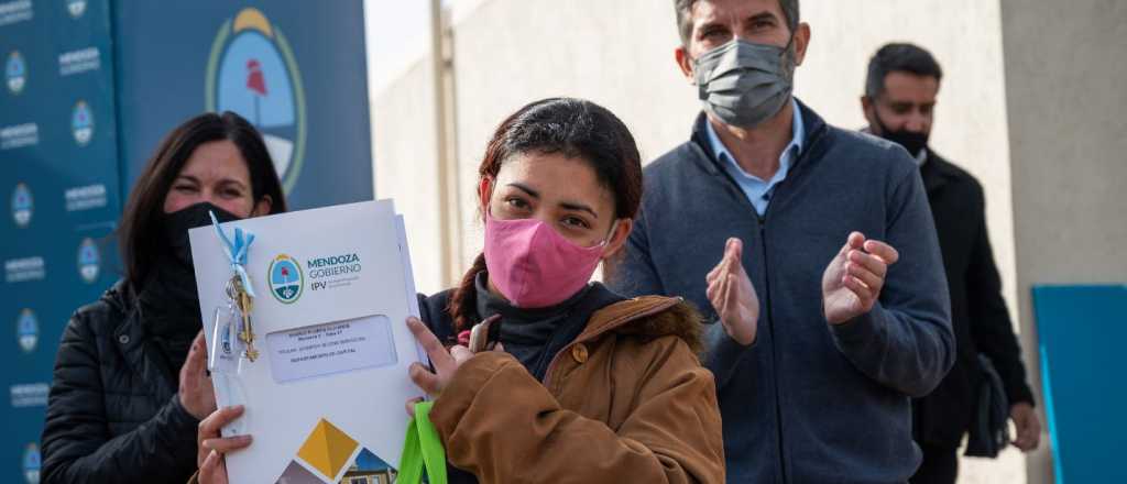 Ciudad y la Provincia entregaron viviendas en el barrio Flores Olivares