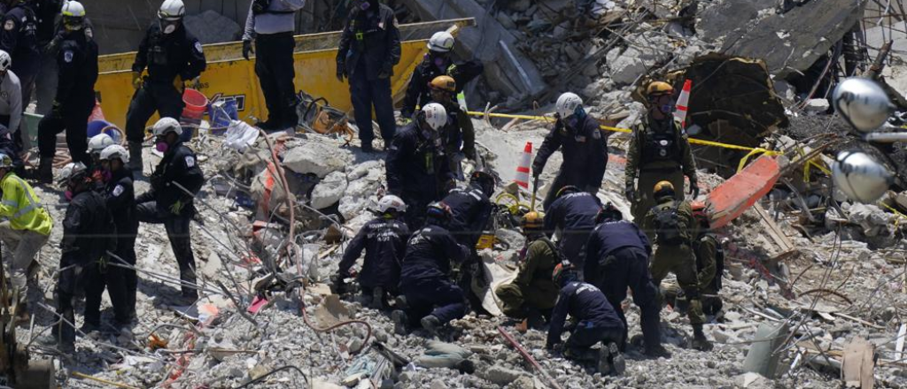 Un bombero halló en los escombros al cuerpo de su hija de 7 años