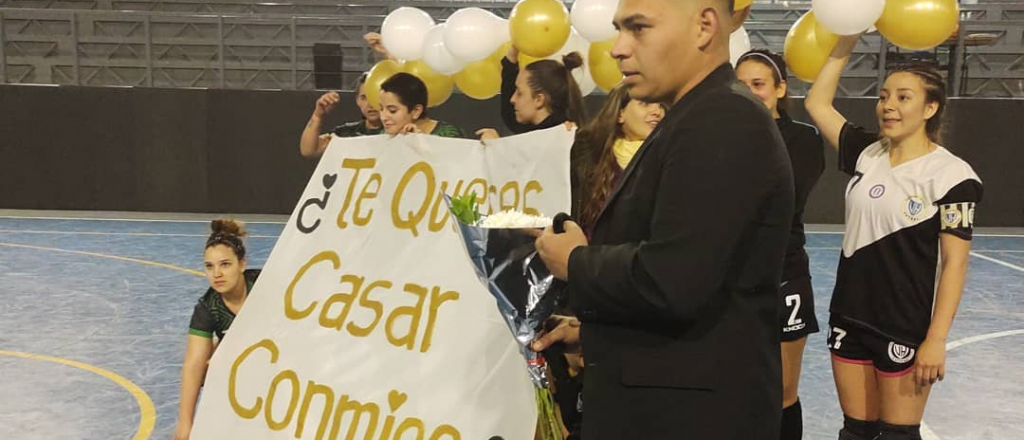 Le pidió casamiento en medio de un partido de Futsal en Mendoza