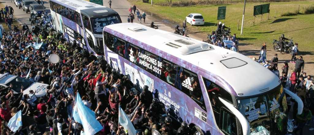 Los campeones de América llegaron al país y recibieron el afecto de la gente