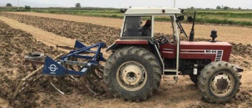 Murió al caer a un zanjón con su tractor en una finca de Guaymallén