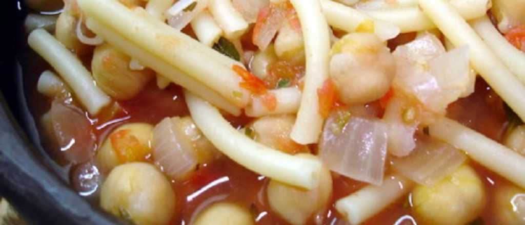 El guiso que saca de apuro con fideos secos y garbanzos en lata