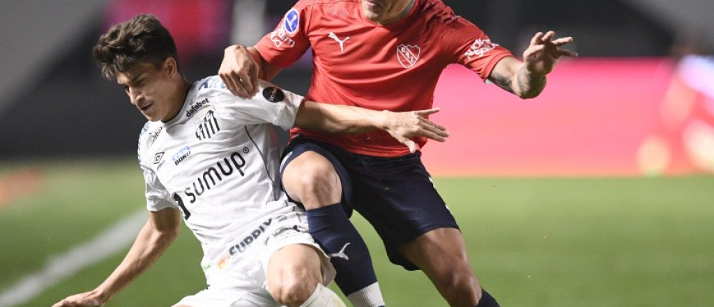 El Rojo reaccionó tarde y perdió con Santos el partido de ida