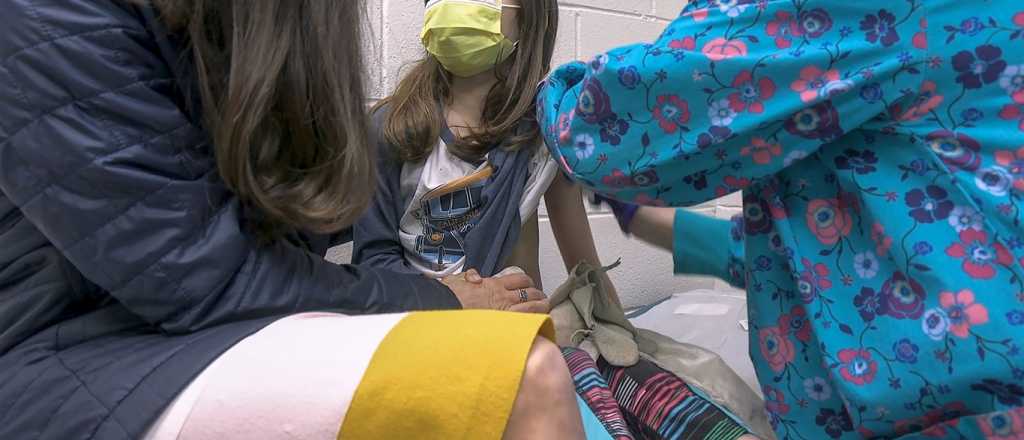 ¿A qué grupos recomiendan aplicar las vacunas de Moderna en Argentina?