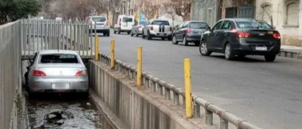 Un auto cayó a un canal por un choque en la Cuarta Sección