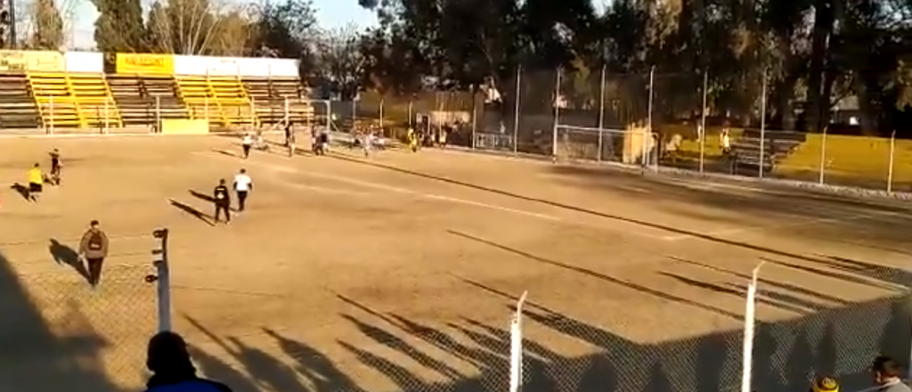 Video: volvió el público al fútbol mendocino y también los incidentes