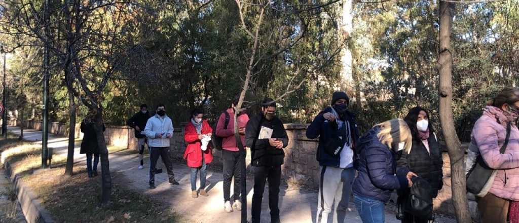 Largas filas de docentes en el Arena Aconcagua para vacunarse