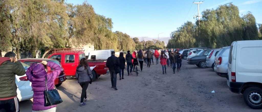 Otra vez hay largas filas de docentes para vacunarse en Mendoza