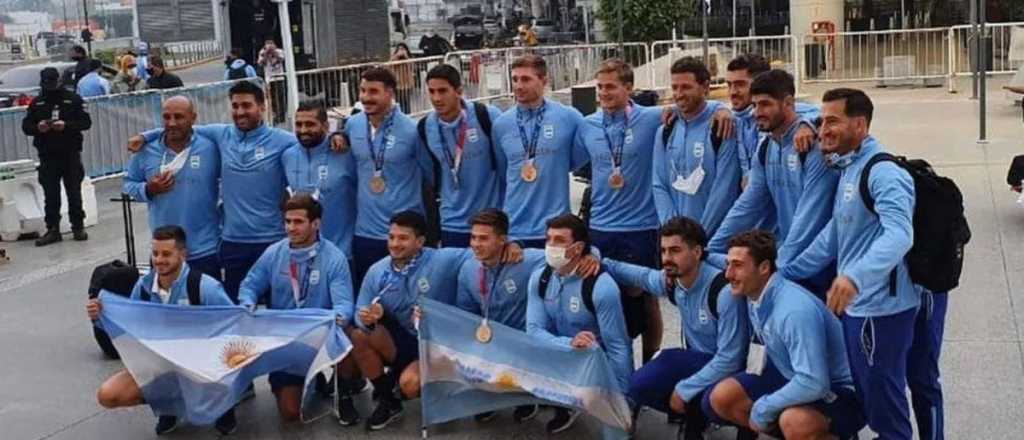 Video: los Pumas llegaron al país con la alegría del Bronce 