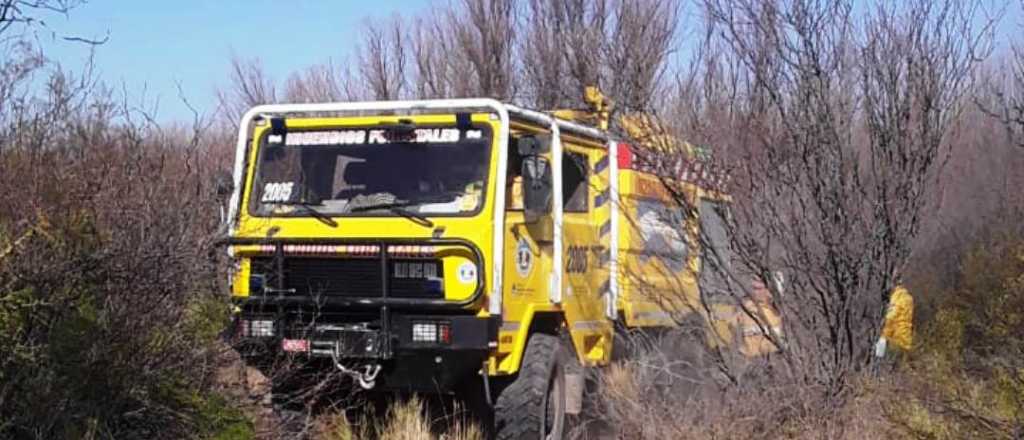 Bomberos intentan apagar un incendio en Alvear