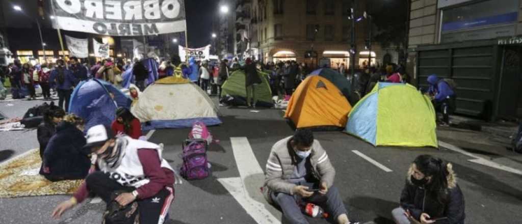 Acampan pidiendo "compus y wifi para todes" en el Ministerio de Educación