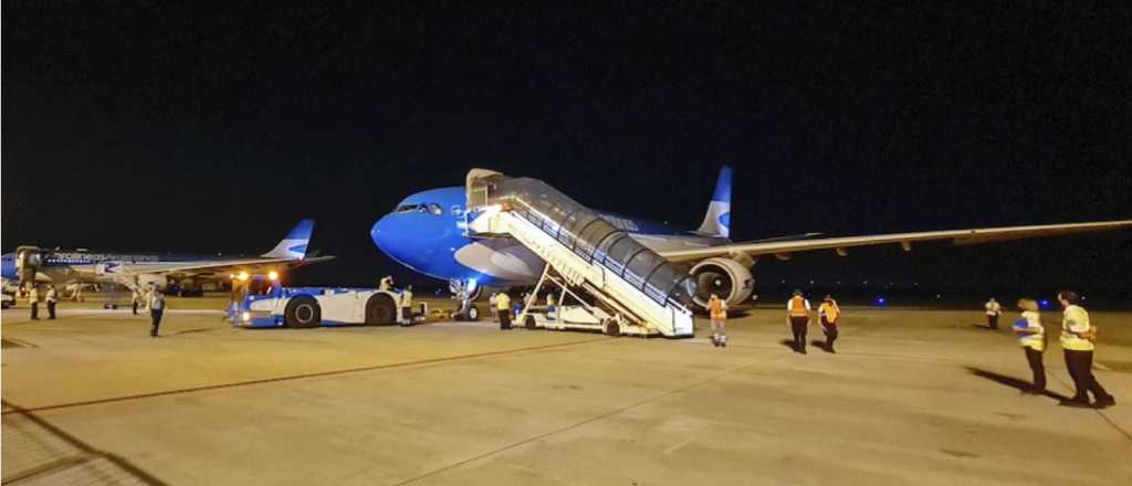 Por un rayo, avión que venía a Mendoza tuvo que volver