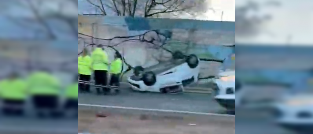 Caos vehicular por un choque con vuelco en el Corredor del Oeste