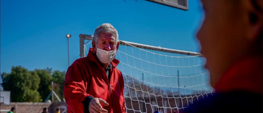 Una figura entrena al equipo de fútbol adaptado de Las Heras