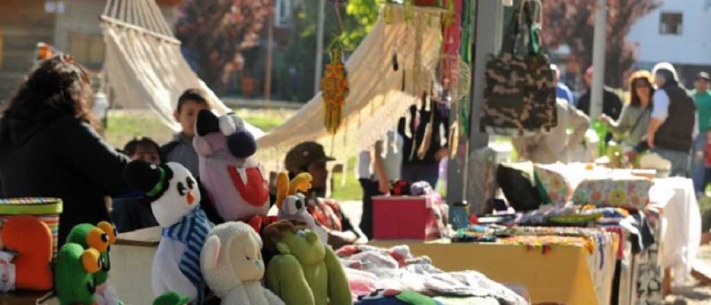 Emprendedoras ofrecen juguetes artesanales para el día del niño