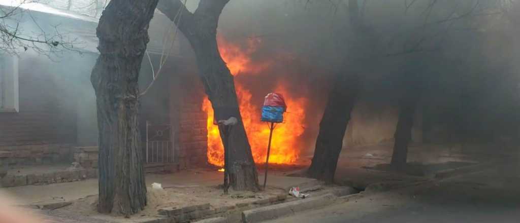 Video: incendio en Ciudad en medio del Zonda 