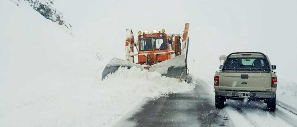 Videos: así trabajan las máquinas para despejar la nieve en Alta Montaña