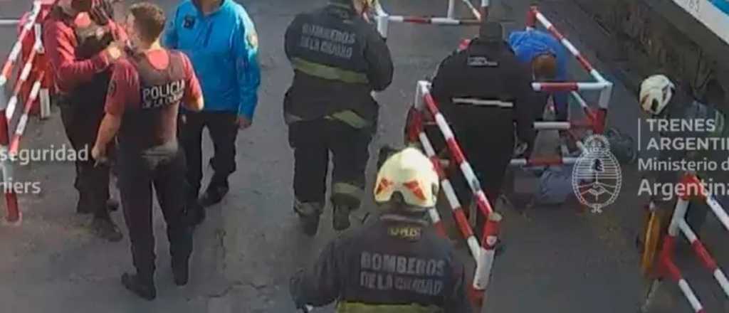 Impactante video: un hombre fue embestido por un tren en Liniers 