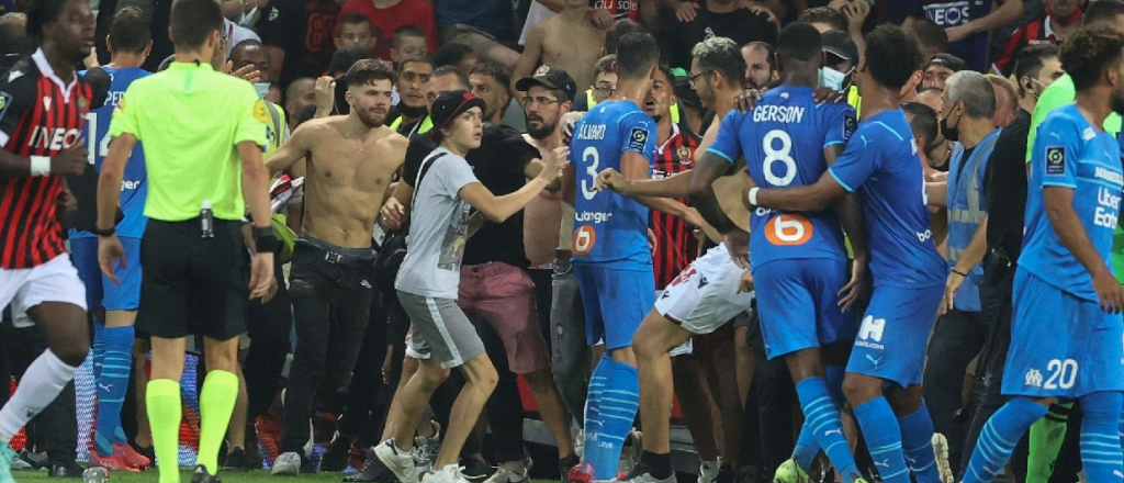 Hinchas invadieron la cancha para agredir a los rivales