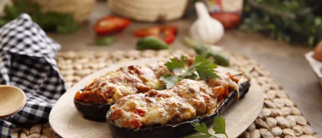 Cómo hacer berenjenas rellenas al horno con queso gratinado