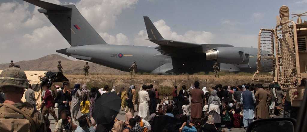 Se produjó una explosión fuera del aeropuerto Kabul y hay 13 muertos