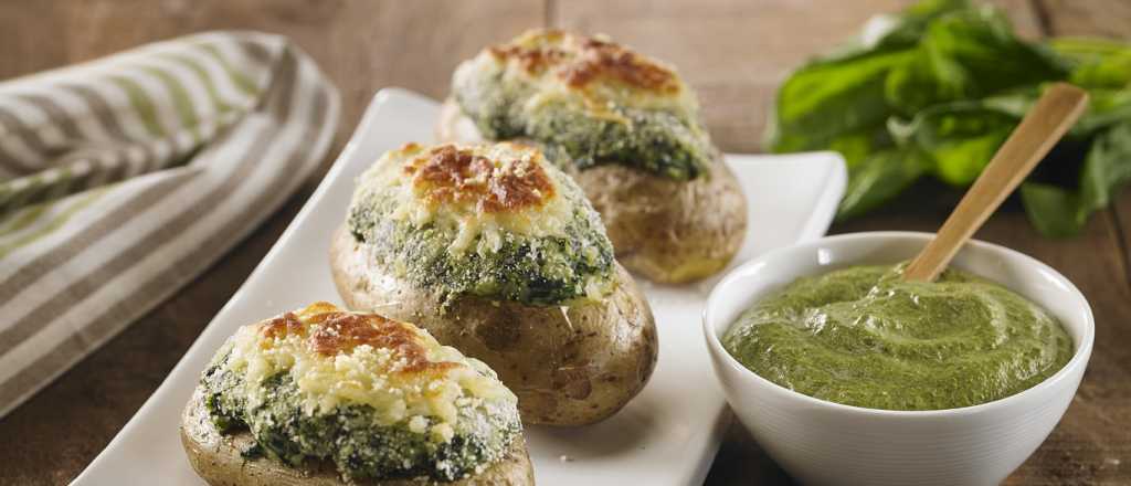 Económicas y fáciles: papas rellenas con espinaca y queso