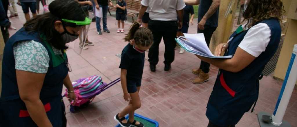 Un infectólogo asesor del Gobierno, a favor del pase sanitario en escuelas