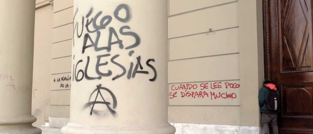 Manifestantes pintaron el Cabildo y la Catedral de Buenos Aires