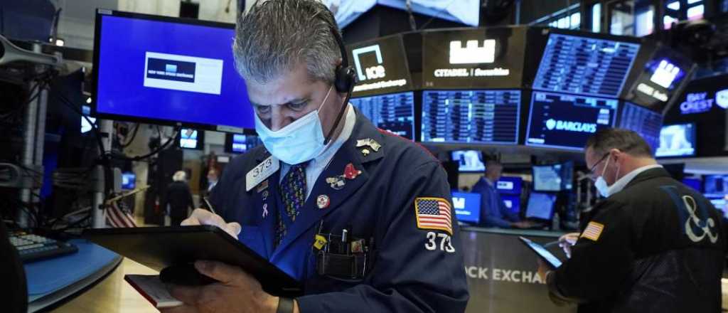 Informe en Wall Street pronostica devaluación y dólar oficial de $180