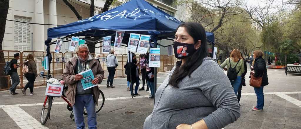 Familiares y allegados de Abigail realizan un acampe en la Peatonal