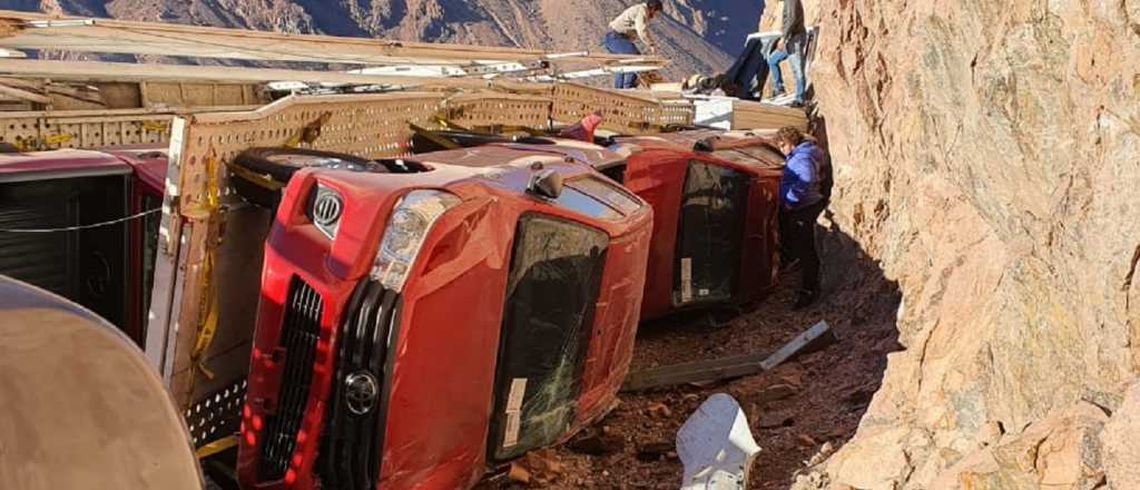 Volcó un camión en alta montaña que transportaba camionetas 0KM