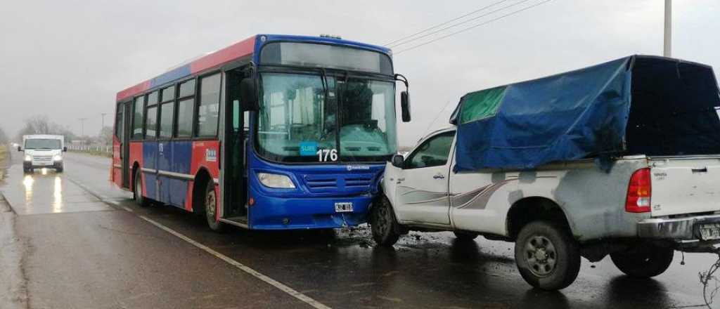 Un micro chocó con una camioneta en Luján: hay 9 heridos