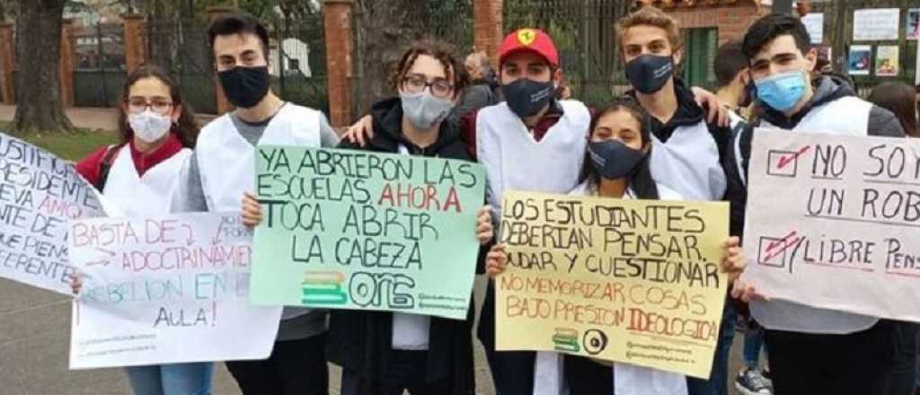 Un grupo de estudiantes protestaron en Olivos contra la docente "K"