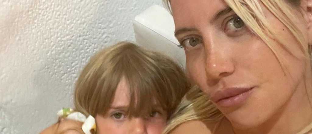 La foto de Wanda Nara besando su hija Isabella en la boca