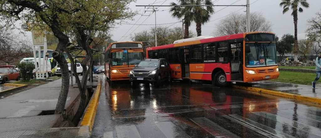 Chocaron dos micros y un auto en la Costanera 