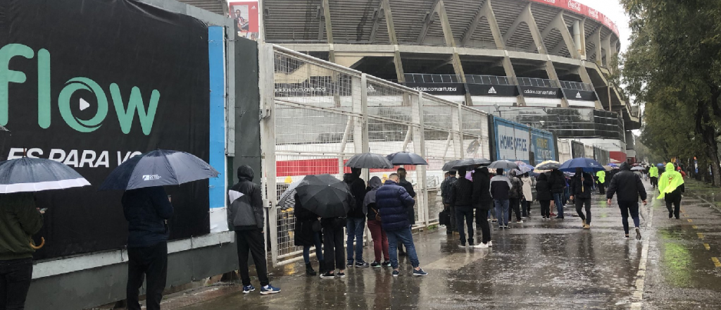 Desorganización y largas colas para retirar las entradas de Argentina