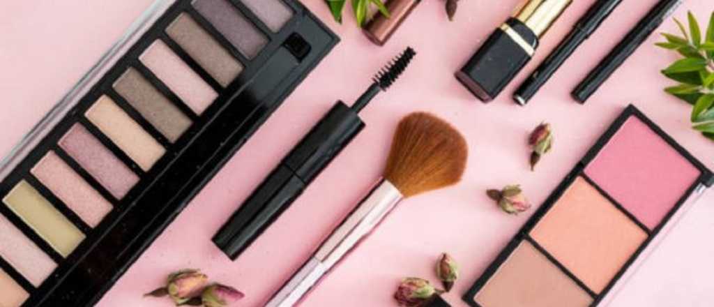 Cómo eliminar las manchas de maquillaje de la ropa blanca