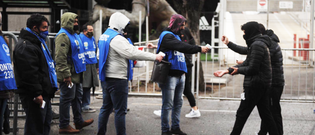 Los hinchas de Argentina ya ingresan al Monumental