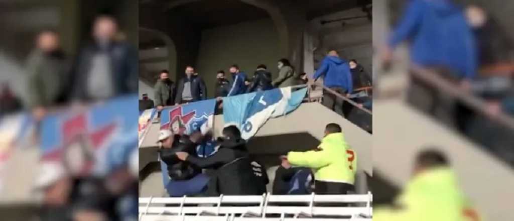 Barras del ascenso, a las piñas en el partido de la Selección