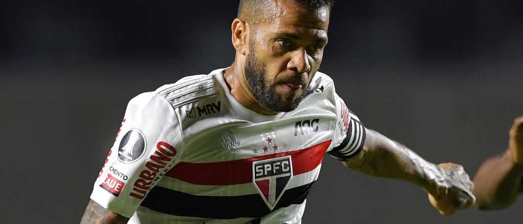 Todo mal: Dani Alves se fue del Sao Paulo y le deben una fortuna