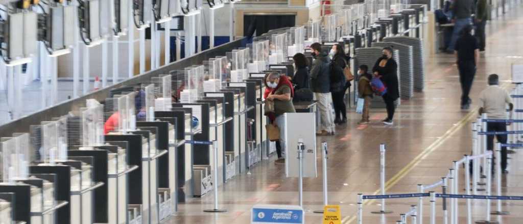 Video: mujer desnuda y drogada atacó a gente en un aeropuerto de Chile