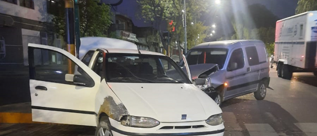 Dos autos chocaron en Costanera y una pareja escapó