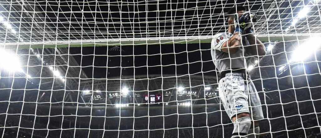 Insólito blooper del arquero de Lazio en la Europa League