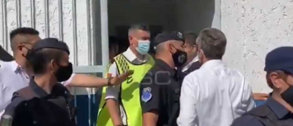 Caliente, el DT de Sarmiento fue a buscar al árbitro al vestuario