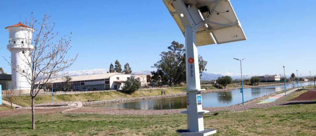 Colocan calefones solares en espacios verdes de Maipú