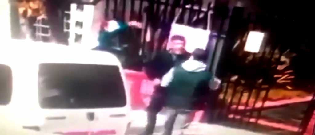 Video: padres pelearon en un colegio y uno perdió un ojo