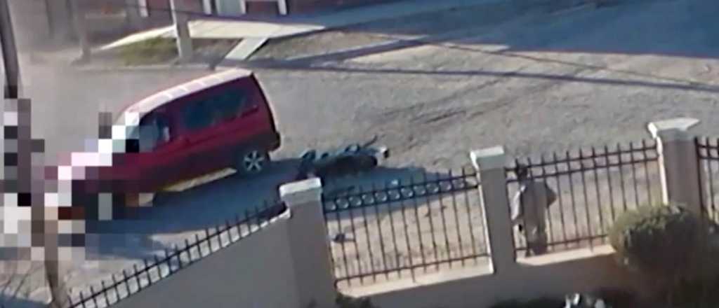 Video: iba en su moto, la chocaron, pidió ayuda pero le robaron