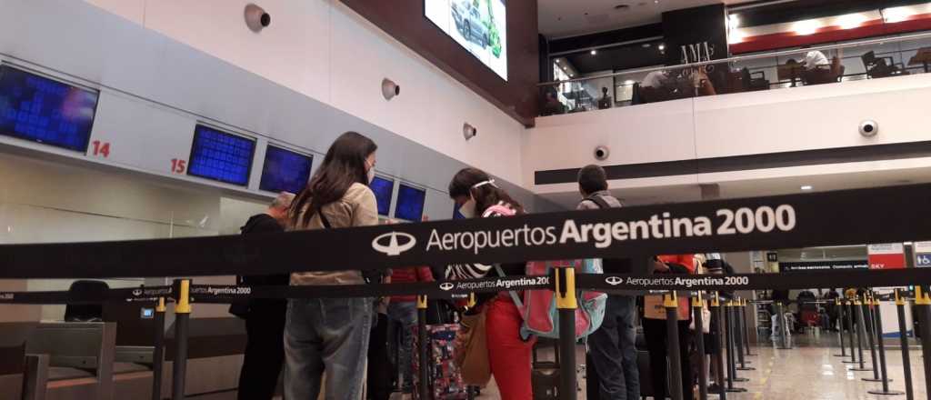 Juri feliz por "ser el primer aeropuerto del país con vuelos internacionales"